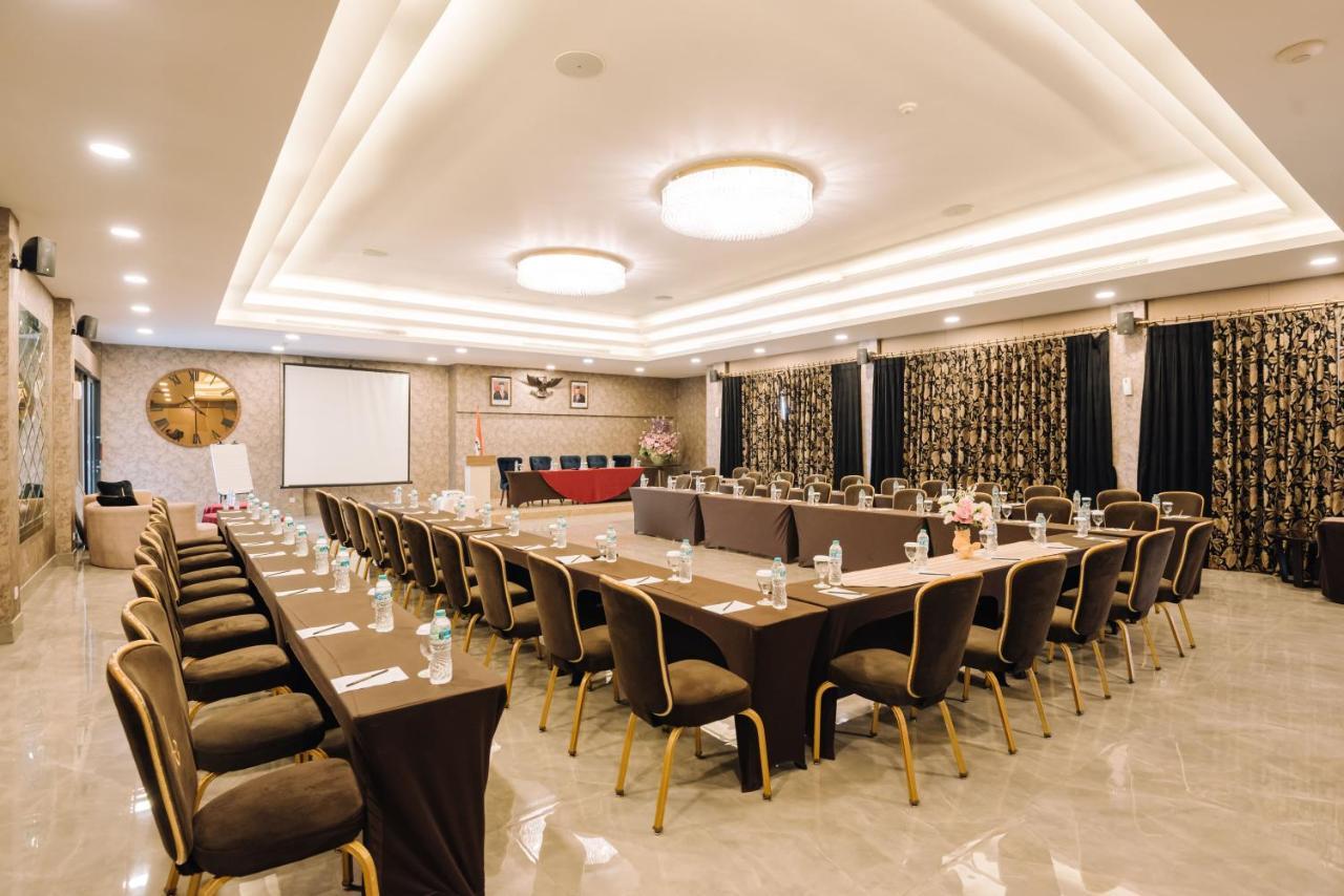 Amaroossa Grande Hotel Bekasi Buitenkant foto