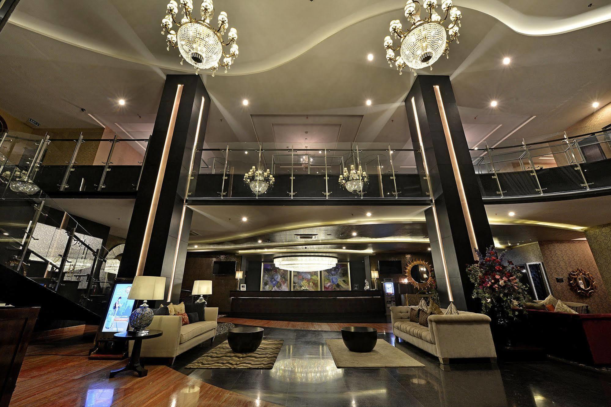 Amaroossa Grande Hotel Bekasi Buitenkant foto