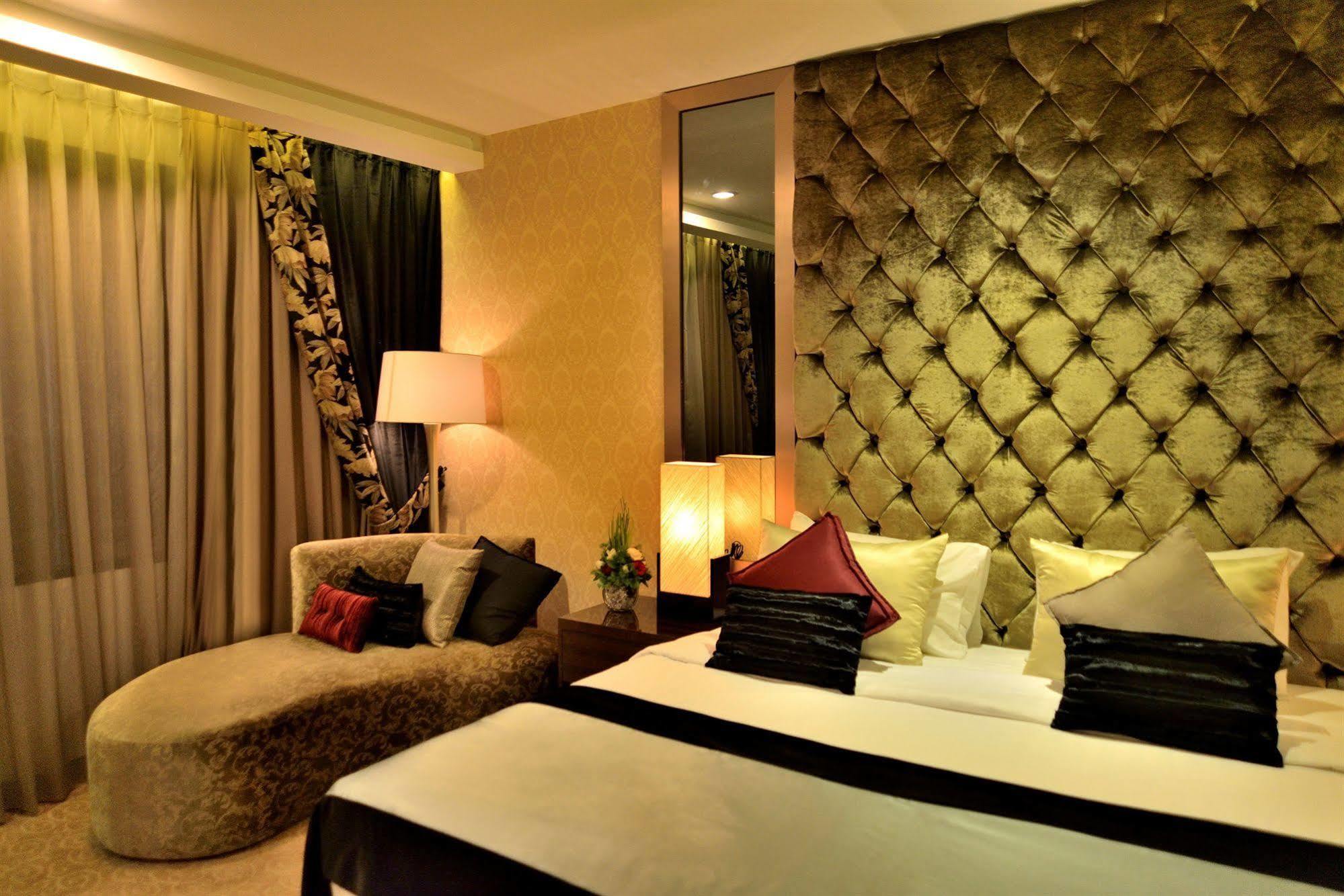 Amaroossa Grande Hotel Bekasi Buitenkant foto