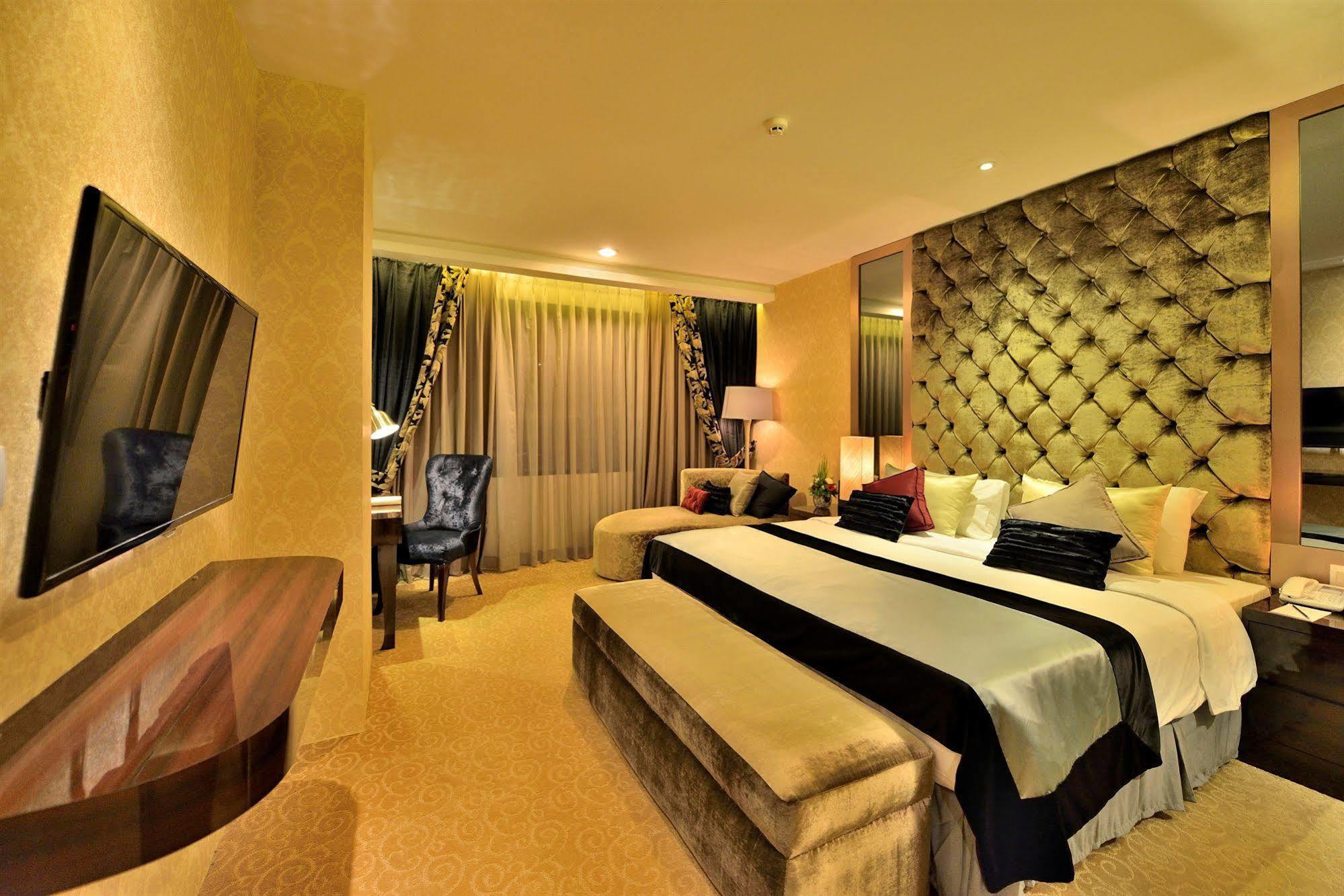 Amaroossa Grande Hotel Bekasi Buitenkant foto