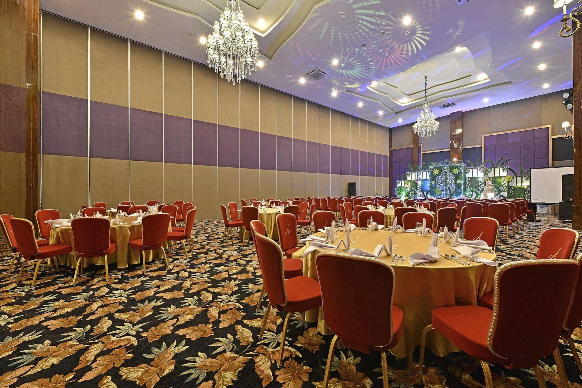 Amaroossa Grande Hotel Bekasi Buitenkant foto