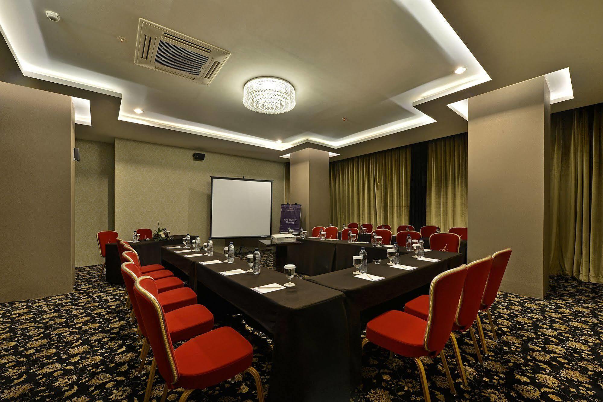 Amaroossa Grande Hotel Bekasi Buitenkant foto